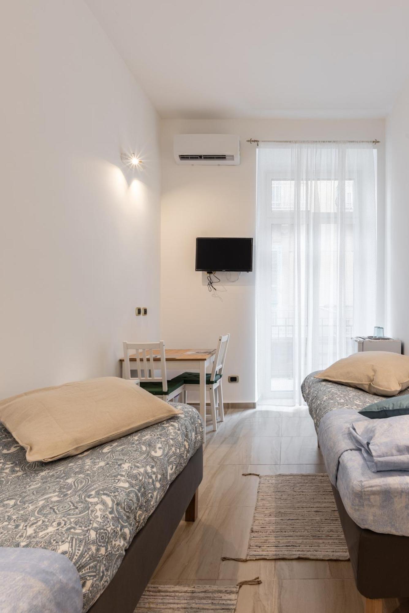 Tweepersoonskamer met 2 Aparte Bedden en Eigen Externe Badkamer