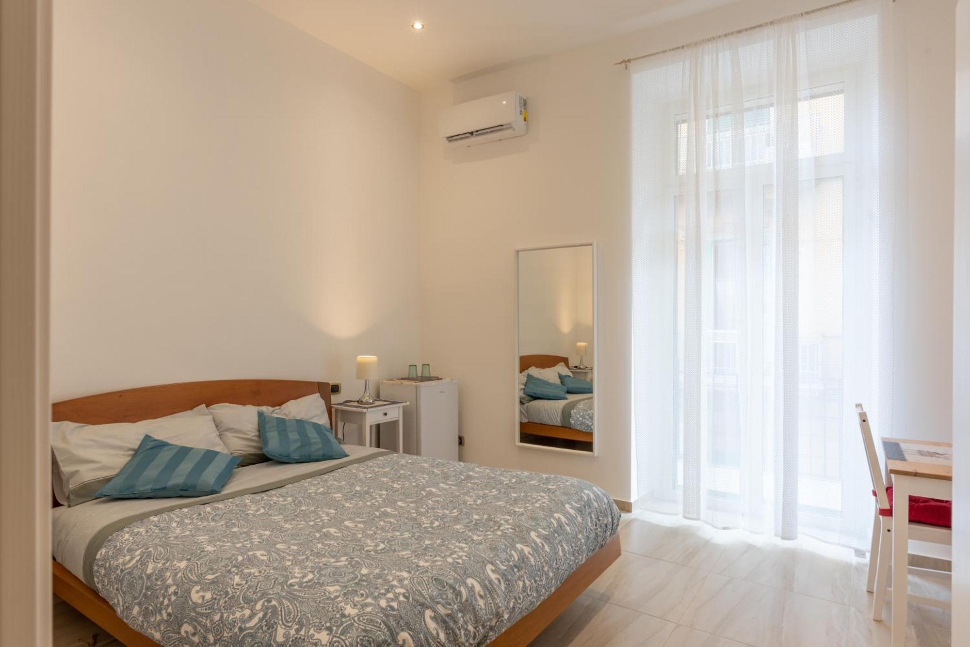 Tweepersoonskamer met een Eigen Externe Badkamer