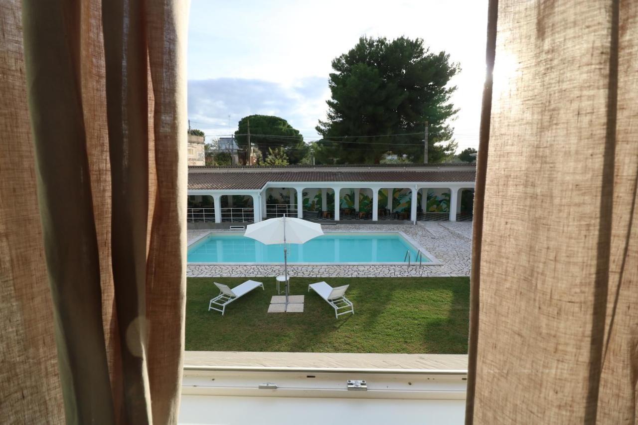 Doppel-/Zweibettzimmer mit Poolblick