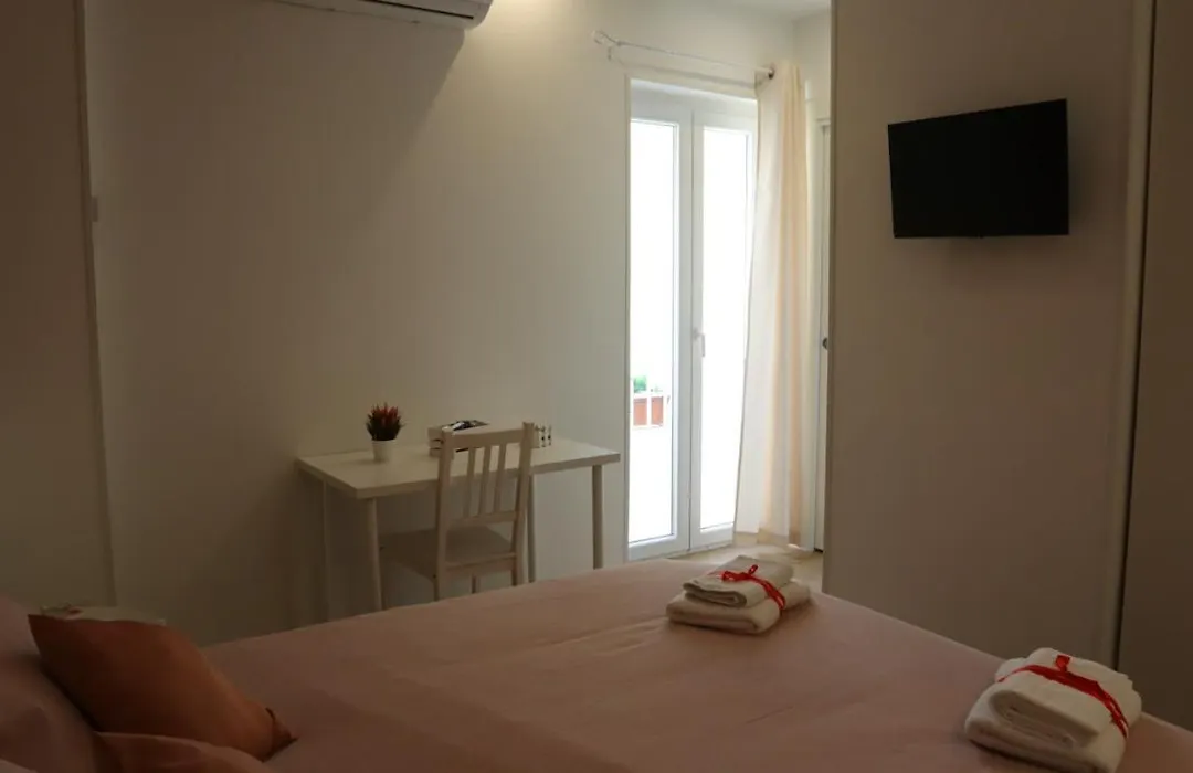 Aura B&B-1