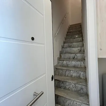 Aura B&B-2